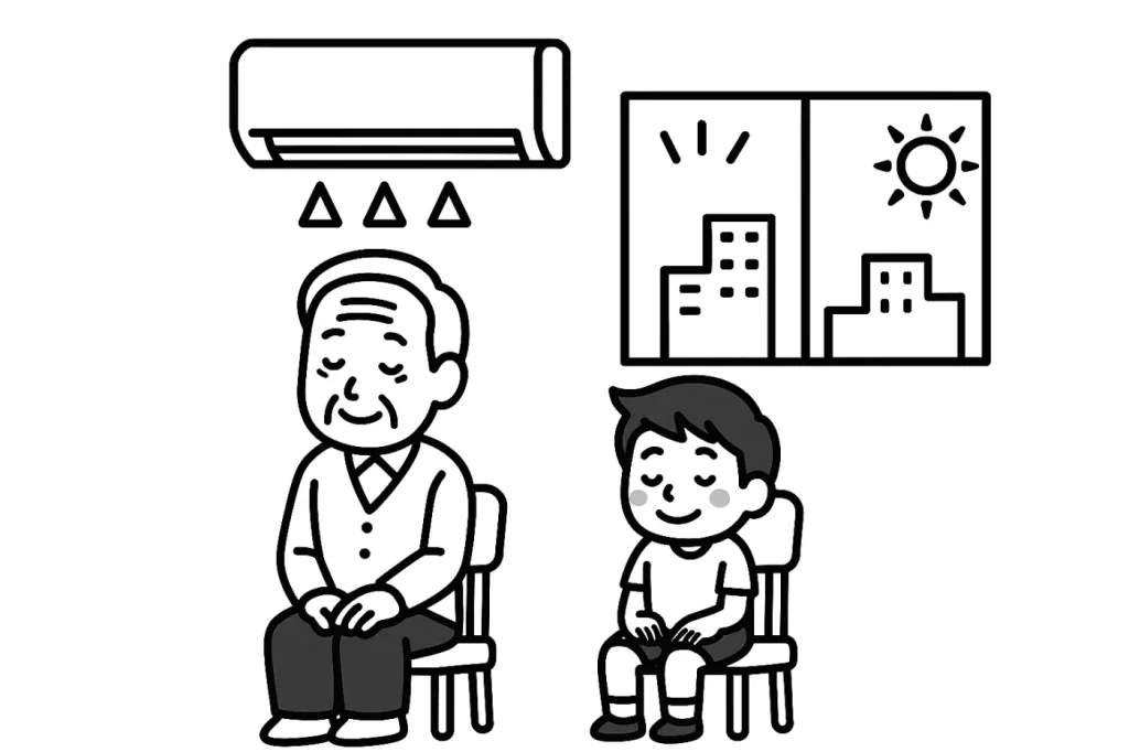 エアコンの効いた室内で、高齢男性と男の子が椅子に座って涼んでいる。窓の外には晴天と街並みが見える。モノクロイラスト